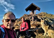 05 Selfie al crocefisso del Passo di Grialeggio (1690 m) con vista in cima Venturosa 